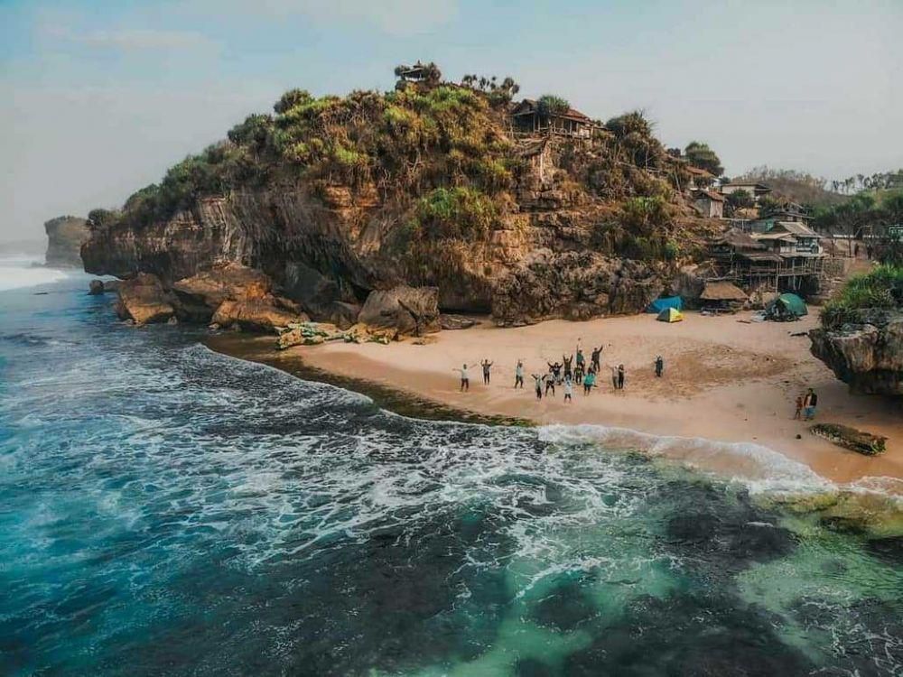 Pantai Tanggul Watu: Rahasia Ketenangan di Tepi Laut Cilacap