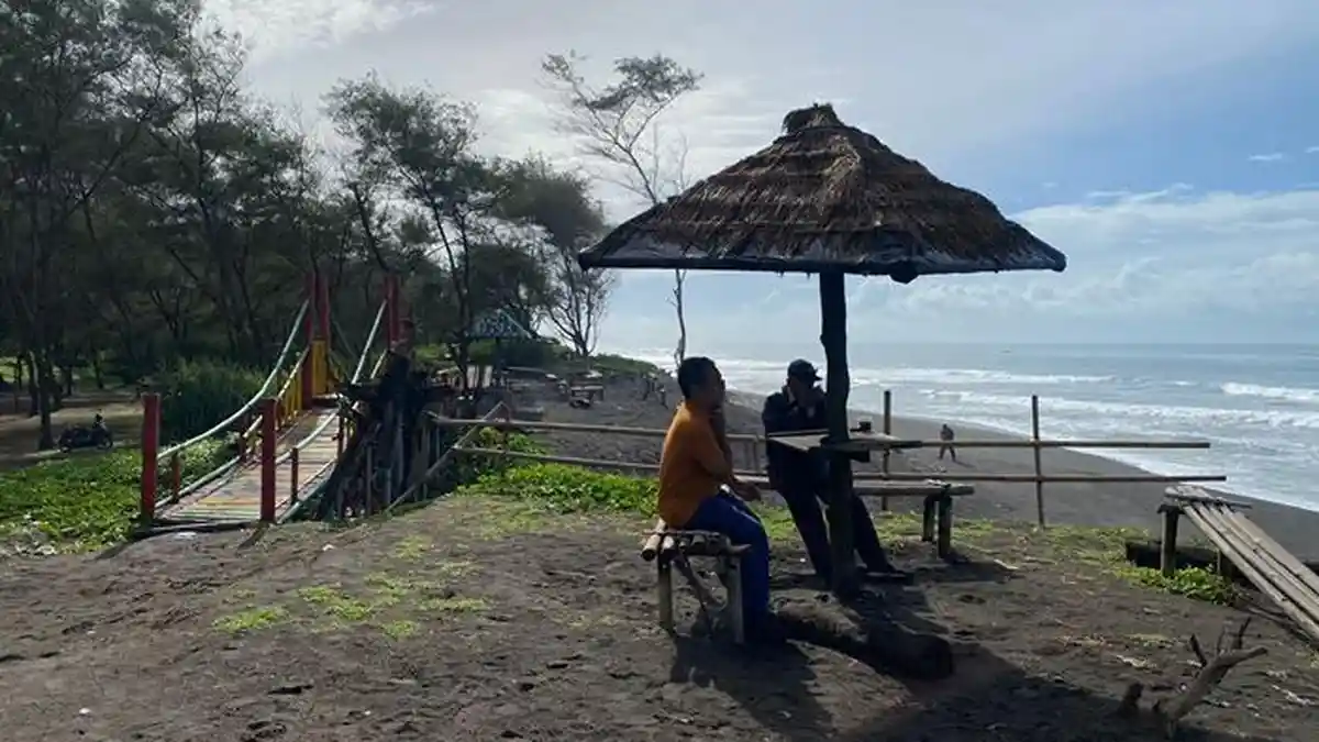 Pagi-Pagi ke Pantai Tanggul Watu: Nikmati Ketenangan Tanpa Antrean